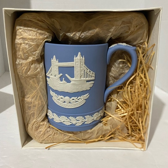 1975 Wedgwood Jasperware Christmas mug featuring the Tower Bridge in London - Picture 2 of 4